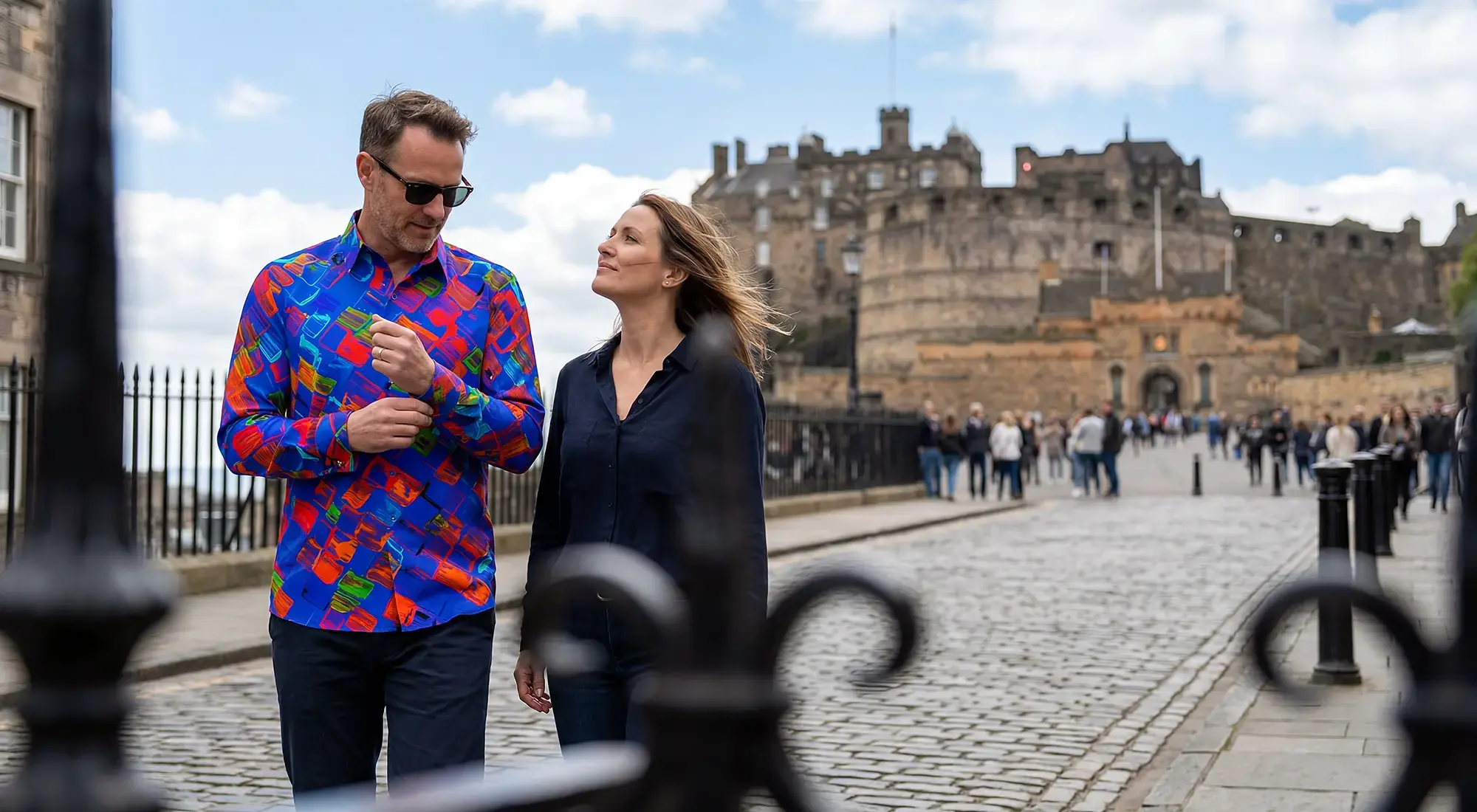 A married couple visits the city of Edinburgh. The man wears the eye-catching BLAUE STUNDE shirt by GERMENS.