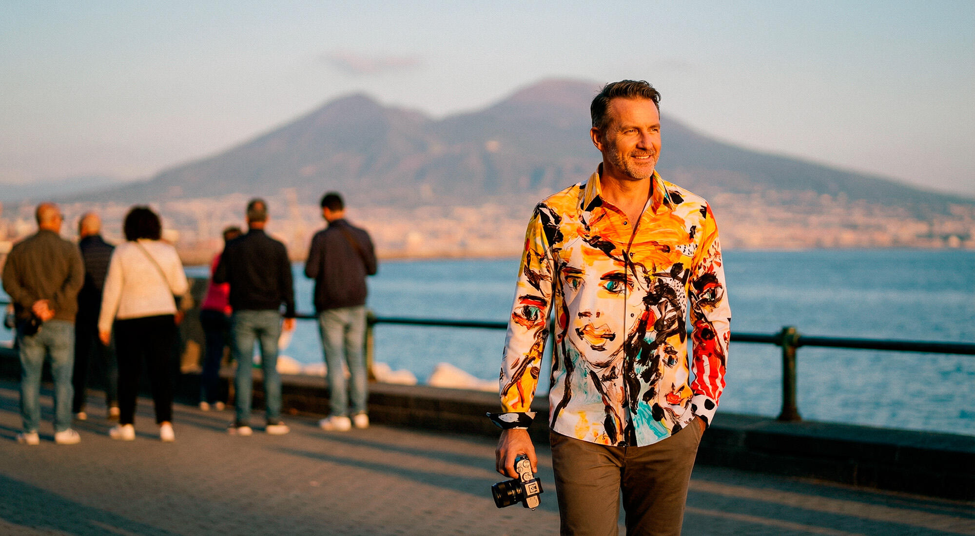 A man strolls through the Italian city of Naples wearing the colorful men's shirt THE BEST GIRL 1 by GERMENS artfashion.