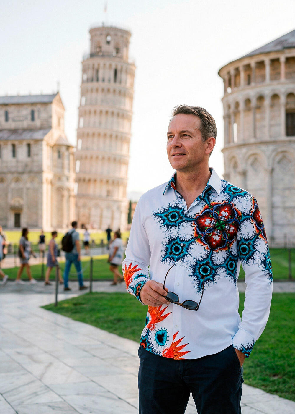 A tourist stands in front of the Leaning Tower in Pisa wearing the APFELMÄNNCHEN men's shirt by GERMENS artfashion.