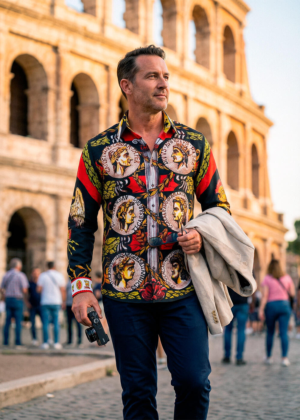 Ein Mann trägt das auffällige Hemd IMPERATOR von GERMENS artfashion und spaziert durch Rom an Colosseum entlang.
