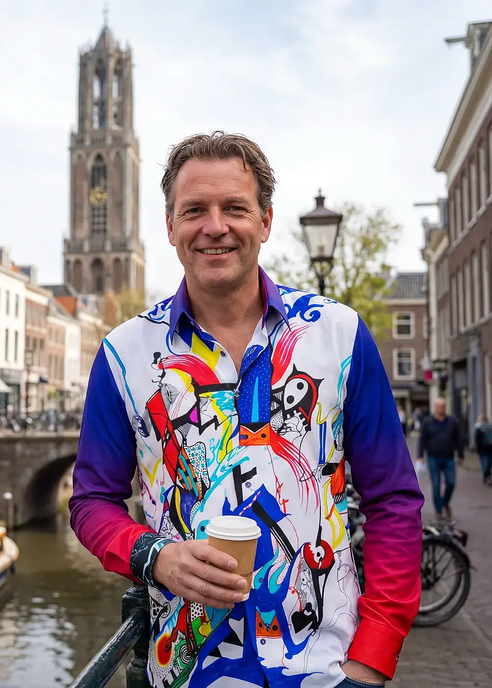 A tourist in the city of Utrecht. He is wearing the GERMENS GIONOXI shirt.