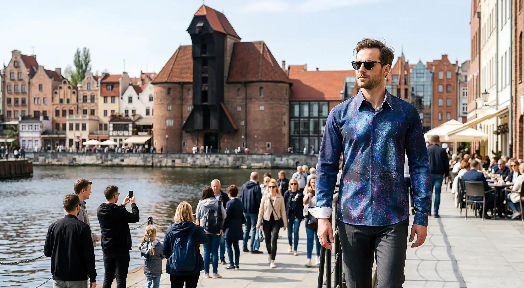 A tourist visits the Baltic Sea city of Gdańsk wearing a blue SPLASH shirt from GERMENS.