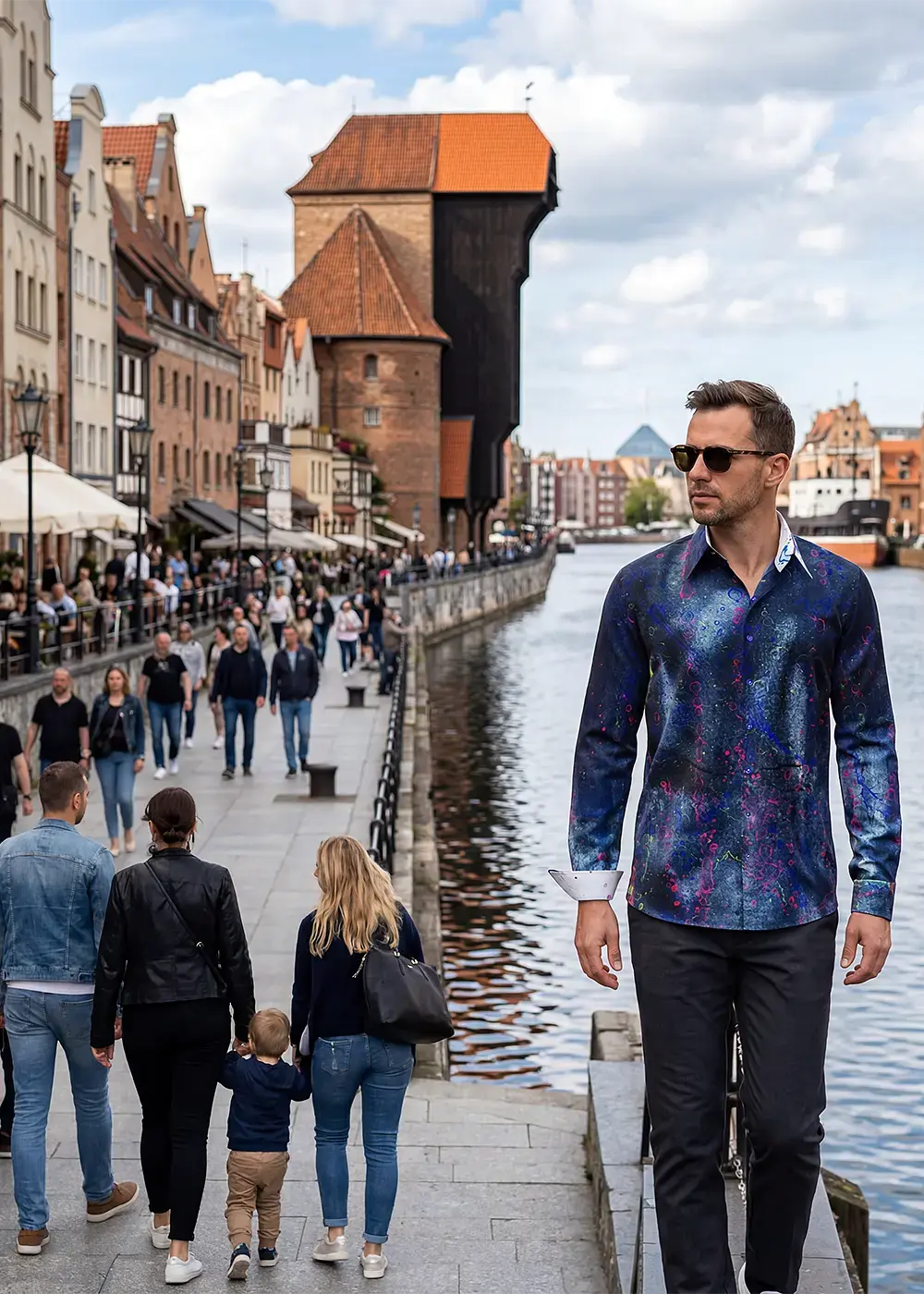A tourist visits the Baltic Sea city of Gdańsk wearing a blue SPLASH shirt from GERMENS.