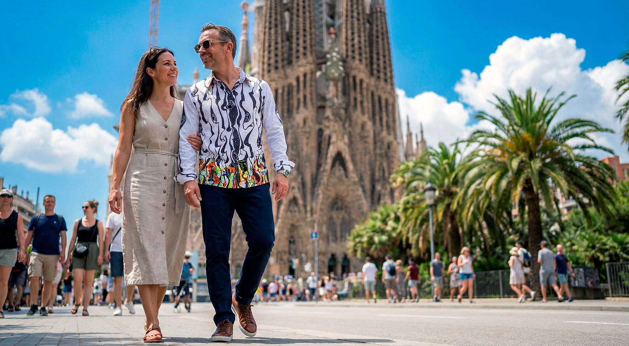Ein Ehepaar ist unterwegs in Barcelona. Der Mann trägt das auffällige GERMENS Hemd FINLAY.