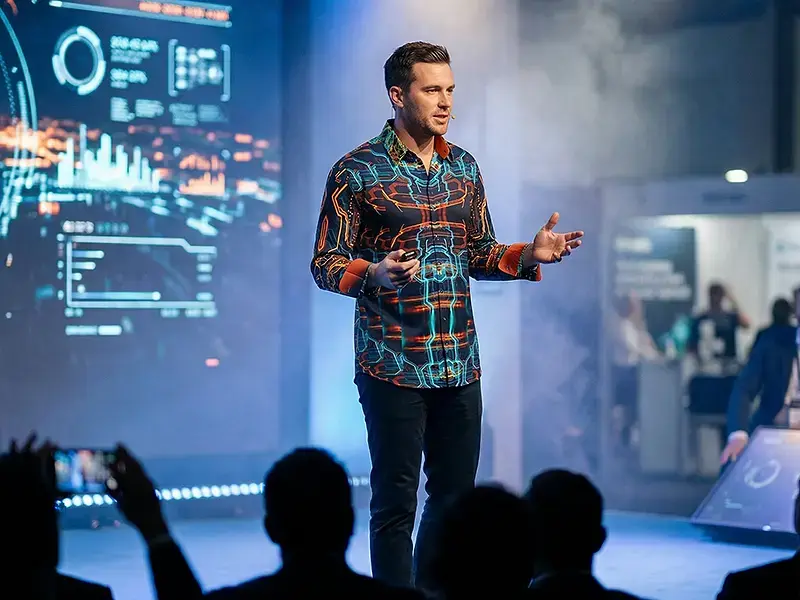 Lecture/workshop – make a clear impression; the GERMENS HACKER shirt makes you stand out.