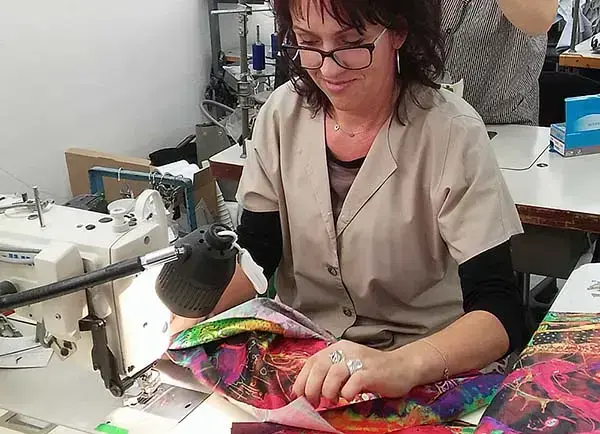 Eine Näherin arbeitet an einem GERMENS Hemd