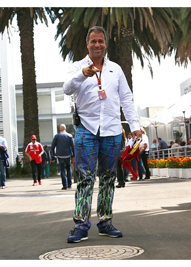 Moderator Kai Ebel trgt die Herrenhose COOBERPEDY von Germens beim Formel 1 Rennen
