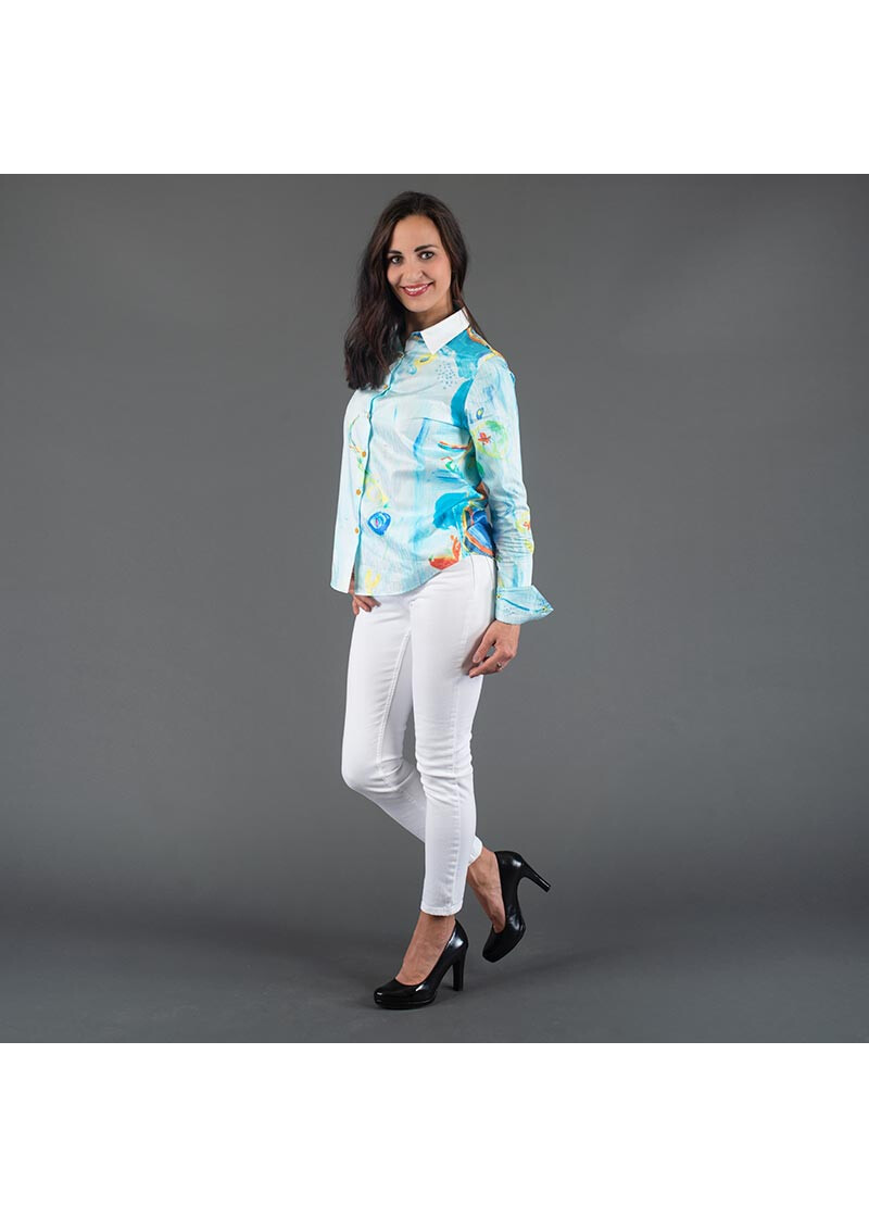 NARINA - Hellblaue Bluse mit farbiger Zeichnung - GERMENS