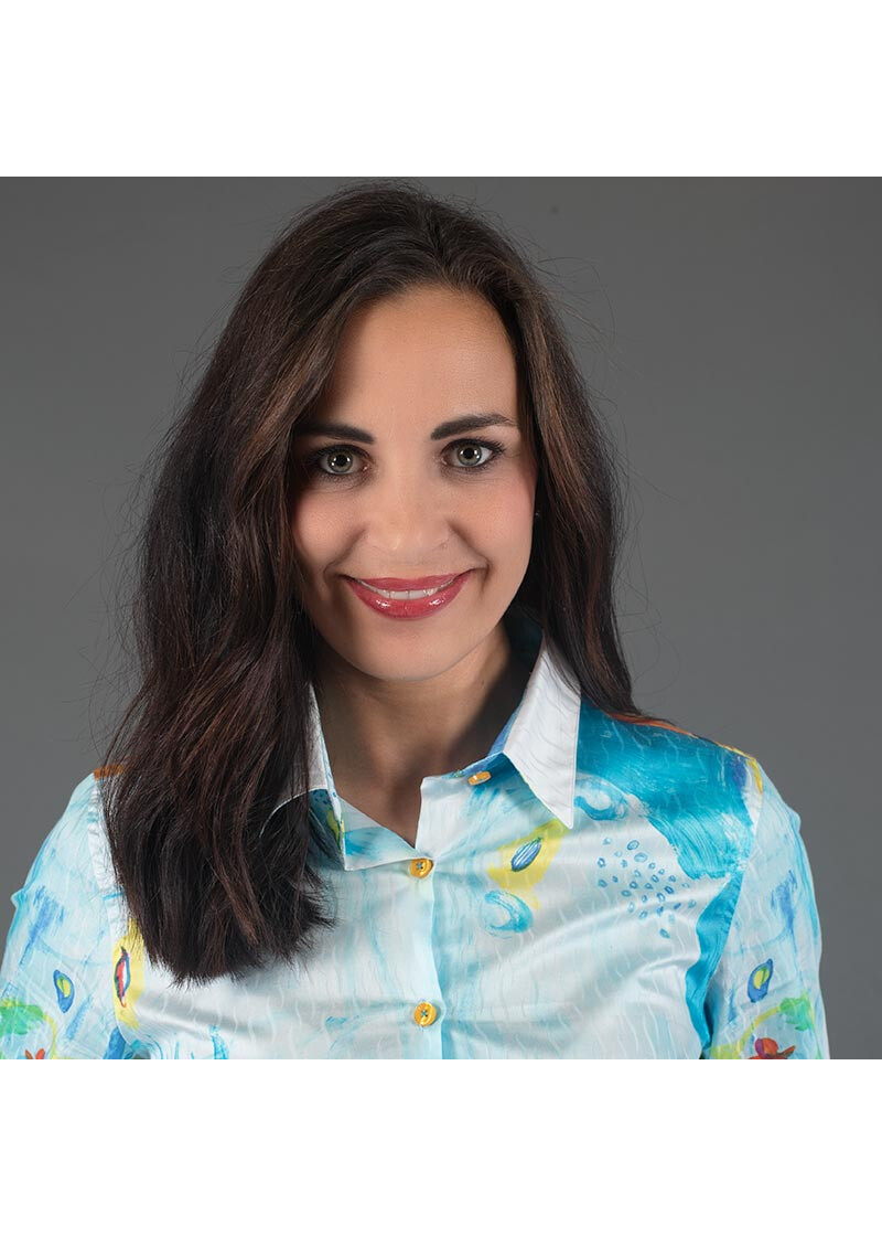 NARINA - Hellblaue Bluse mit farbiger Zeichnung - GERMENS